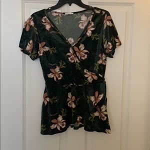 Cute wrap around top (Size L)
